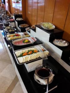 安卡拉SPOR HOTEL的包含多种不同食物的自助餐