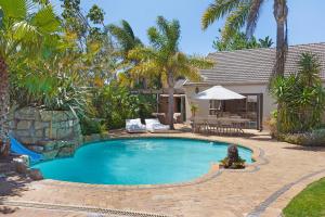 Tokai2 On Lismore Guesthouse的棕榈树庭院内的游泳池