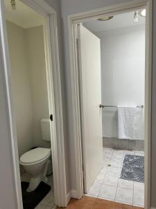 卡尔古利Free secure parking & WiFi in this Executive 3 BR.的浴室配有白色卫生间和淋浴。