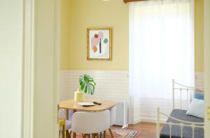 VárzeaVilla Várzea - Garden Suite的一间带桌子和白色椅子的用餐室