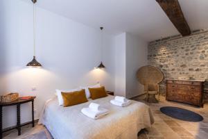 Quincié-en-BeaujolaisChâteau du Souzy的一间卧室配有带毛巾的床