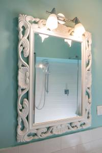 佩鲁贾Il Nido del Canterino的浴室墙上挂着镜子