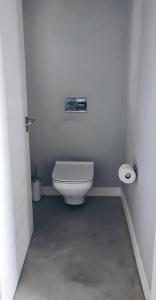 约翰内斯堡Cottage in Sandton的浴室设有卫生间和一卷卫生纸