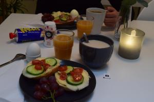 哥德堡Göteborgs Bed & Breakfast的一张桌子,上面放着一盘食物,包括水果和饮料