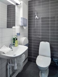 哥德堡Göteborgs Bed & Breakfast的浴室配有白色卫生间和盥洗盆。