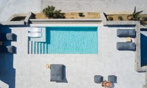 米克诺斯城Annez Villa with Private Pool Panoramic Sea View的享有蓝色游泳池的顶部景致