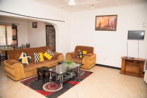 蒙巴萨KANAMAI PRIME VILLAS的客厅配有两张沙发和一张桌子
