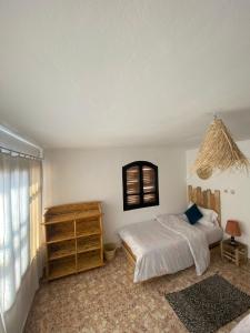 塔哈佐特Sable beach surf camp taghazout的一间卧室设有一张大床和一个窗户。
