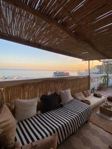 塔哈佐特Sable beach surf camp taghazout的阳台的沙发,享有海景