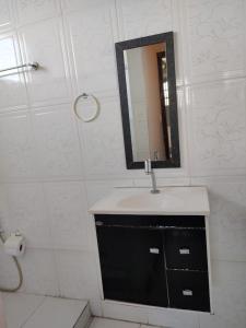 萨尔瓦多Pousada Cor e Arte - Pelourinho的一间带水槽和镜子的浴室