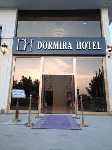 利雅德دورميرا البوليفارد的建筑前有紫色垫的酒店