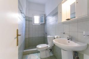 圣斯特凡诺斯Elsa House ground floor的一间带卫生间和水槽的浴室