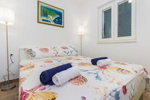克拉帕尼岛Riva 2的卧室里的一张带毛巾的床