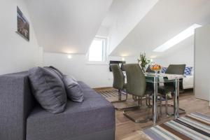 克拉帕尼岛Riva 2的客厅配有沙发和桌子