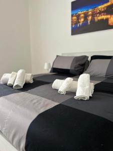 罗马Palmira's Rome Sweet Home的两张床,上面有白色枕头