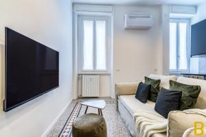 米兰BePlace Apartments in Fiera的客厅配有壁挂式大屏幕平面电视
