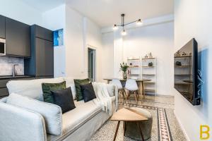 米兰BePlace Apartments in Fiera的客厅配有沙发和桌子