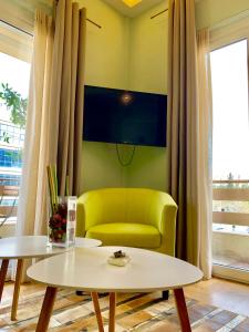 雅典Olympian Zeus apartments的客厅配有黄色椅子和桌子