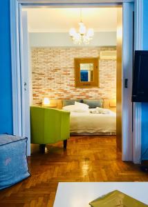 雅典Olympian Zeus apartments的客厅配有床和绿椅