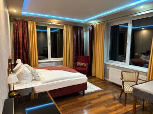 SüselGasthaus AFINA的一间卧室配有一张床,另一间设有窗户。