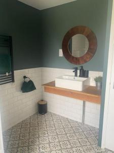 林肯The Old Nurseries Luxury Guest Suite的一间带水槽和镜子的浴室
