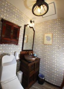 日光Gableview Forest Inn ゲーブルビュー的一间带水槽和镜子的浴室