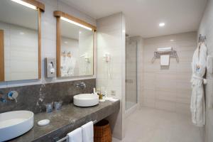 切什梅昂图尔切什梅大酒店的一间带水槽和淋浴的浴室