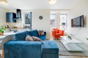 温斯伯里SPECIAL OFFER!! Wednesbury, 1& 2 Bedroom Apartments with Private Parking by 12Stay的客厅配有蓝色的沙发和橙色的椅子