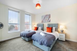 温斯伯里SPECIAL OFFER!! Wednesbury, 1& 2 Bedroom Apartments with Private Parking by 12Stay的卧室设有两张床,带两个窗户