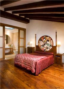 德尼亚查马雷尔艺术精品酒店的一间卧室,卧室内配有一张大床