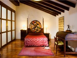德尼亚查马雷尔艺术精品酒店的卧室配有一张床和一张桌子
