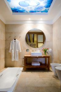 德尼亚查马雷尔艺术精品酒店的一间带水槽和镜子的浴室