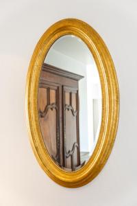 斯特拉斯堡莫扎特公寓的木门墙上的金色镜子