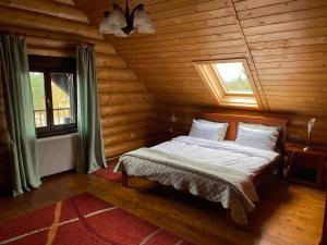 普雷德鲁特Chalet 33 - Spacious, cosy and a wonderful view的小木屋内一间卧室,配有一张床