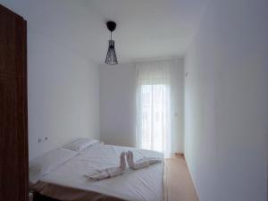 比纳罗斯COSTA NORTE VINAROS的白色的卧室配有白色床单和窗户