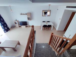 比纳罗斯COSTA NORTE VINAROS的享有空中景致,设有带桌椅的客厅