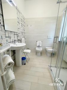 维耶斯泰B&B Armonia Vieste的一间带水槽、卫生间和镜子的浴室