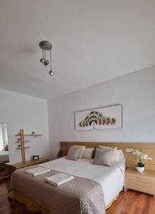 奥利文萨Casa Maria的白色的卧室设有一张床,墙上有十字架