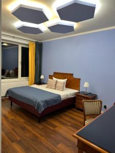 SüselGasthaus AFINA的一间卧室配有床和带灯的天花板