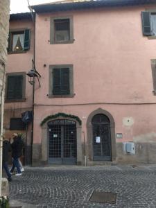 维泰博l'eco dei Papi的一条大粉色的街道上,有一扇门