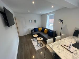 大雅茅斯Corner Stone House - Apartment 1的客厅配有沙发和桌子