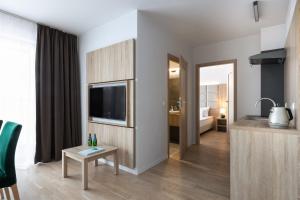 卡尔帕奇Green Apartments的带电视的客厅和浴室。