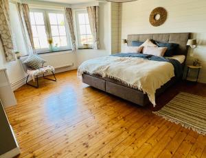 韦姆La Dame du Lac的卧室配有一张床、木地板和窗户。