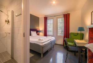 库里卡Hotelli HiljaHelena的一间酒店客房 - 带一张床和一间浴室