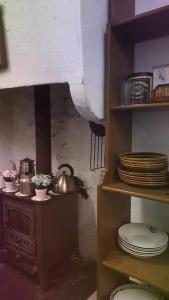 Villalba dels ArcsSidharta Room的厨房配有炉灶和盘子及餐具