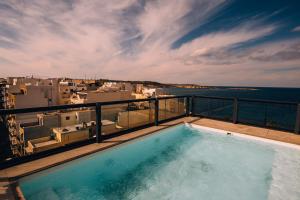 圣保罗湾城普利梅拉酒店的大楼阳台上的游泳池