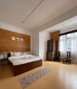 甘托克Monratino Ridge View的一间卧室配有一张大床和木制床头板