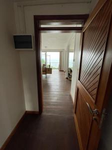 托舵道斯Top floor studio -Villa Ibiza的走廊,门通往房间