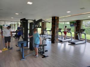 格拉玛多Golden Gramado Resort的一群人在健身房里,那里有机器