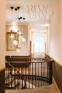 Saint-Sulpice多迈纳恩法戈酒店的走廊上设有吊灯的楼梯